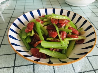 广式腊肠炒芹菜的做法步骤：9