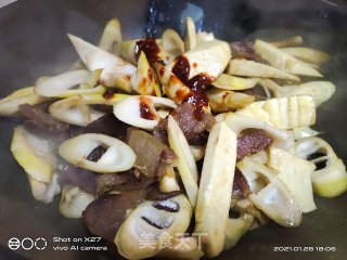 香肠腊肉焖冬笋的做法步骤：5