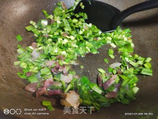 韭菜香肠炒饭的做法步骤：2