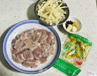鲜笋泡椒炒鸡肚的做法步骤：1