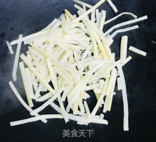 鲜笋泡椒炒鸡肚的做法步骤：2