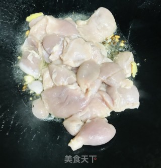 鲜笋泡椒炒鸡肚的做法步骤：4