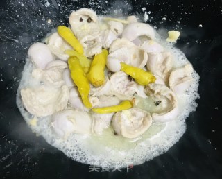 鲜笋泡椒炒鸡肚的做法步骤：5