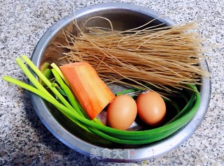 蒜苔胡萝卜鸡蛋炒粉条的做法步骤：1