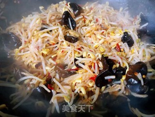 辣炒木耳豆芽#香辣菜#的做法步骤：9