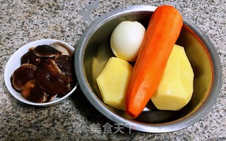 洋葱香菇胡萝卜炒土豆片的做法步骤：1