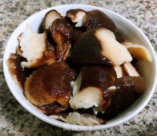 洋葱香菇胡萝卜炒土豆片的做法步骤：3