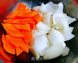 洋葱香菇胡萝卜炒土豆片的做法步骤：4