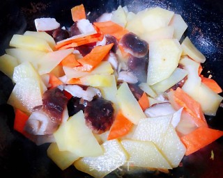 洋葱香菇胡萝卜炒土豆片的做法步骤：7