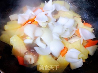 洋葱香菇胡萝卜炒土豆片的做法步骤：8