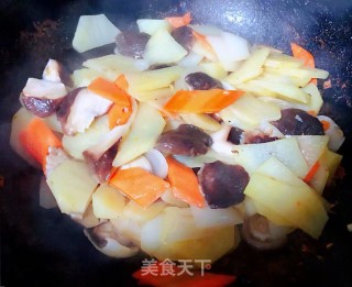 洋葱香菇胡萝卜炒土豆片的做法步骤：10