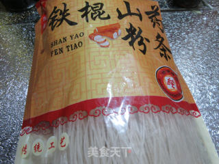 煎鸡蛋酸菜炖铁棍山药粉条的做法步骤：1