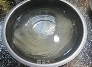 煎鸡蛋酸菜炖铁棍山药粉条的做法步骤：3