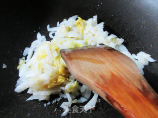煎鸡蛋酸菜炖铁棍山药粉条的做法步骤：5
