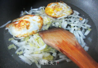 煎鸡蛋酸菜炖铁棍山药粉条的做法步骤：7