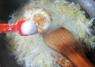 煎鸡蛋酸菜炖铁棍山药粉条的做法步骤：9