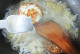 煎鸡蛋酸菜炖铁棍山药粉条的做法步骤：10