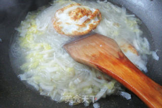 煎鸡蛋酸菜炖铁棍山药粉条的做法步骤：11