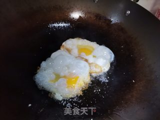 萝卜丝煮荷包蛋的做法步骤：1