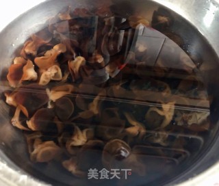 木耳炒肉丝的做法步骤：1