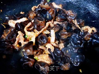木耳炒肉丝的做法步骤：10
