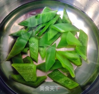 青椒胡萝卜炒杏鲍菇#早春美味#的做法步骤：5
