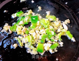 青椒胡萝卜炒杏鲍菇#早春美味#的做法步骤：7