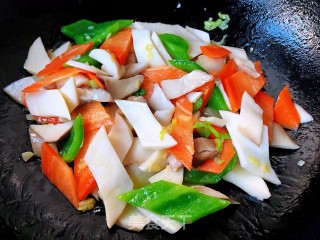 青椒胡萝卜炒杏鲍菇#早春美味#的做法步骤：10