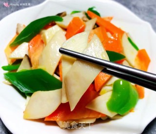 青椒胡萝卜炒杏鲍菇#早春美味#的做法步骤：13