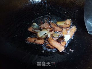 冬笋胡萝卜炒腊肉的做法步骤：4