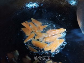 冬笋胡萝卜炒腊肉的做法步骤：5