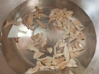 山楂枸杞百合汤的做法步骤：1