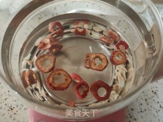 山楂枸杞百合汤的做法步骤：3