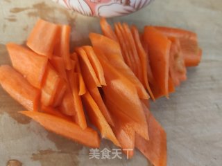 胡萝卜木耳炒鸡蛋的做法步骤：2