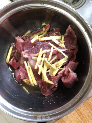 牛肉滑炒黄金菇的做法步骤：1