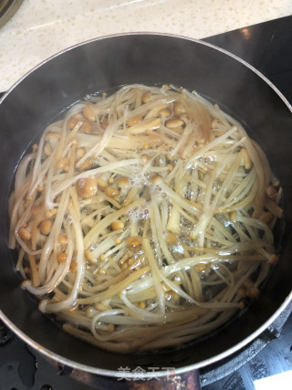 牛肉滑炒黄金菇的做法步骤：2