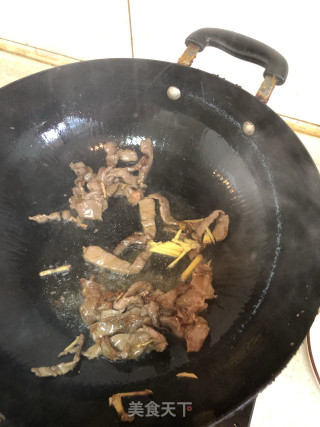 牛肉滑炒黄金菇的做法步骤：3