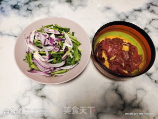 洋葱大蒜苗炒牛肉的做法步骤：1