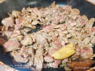 洋葱大蒜苗炒牛肉的做法步骤：2