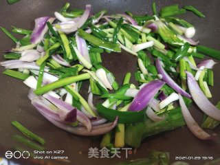 洋葱大蒜苗炒牛肉的做法步骤：3