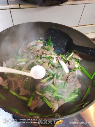 洋葱大蒜苗炒牛肉的做法步骤：5