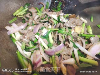 洋葱大蒜苗炒牛肉的做法步骤：6