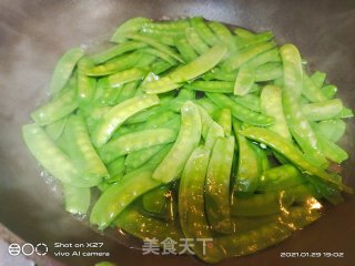 牛肉炒荷兰豆的做法步骤：3