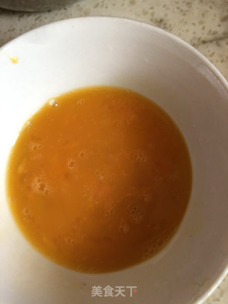 鸡蛋炒嫩南瓜条的做法步骤：2