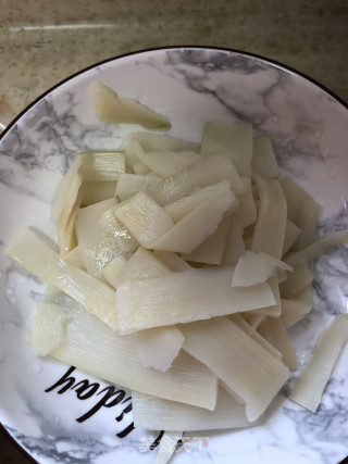 牛肉炒笋片的做法步骤：1