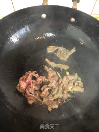 牛肉炒笋片的做法步骤：2