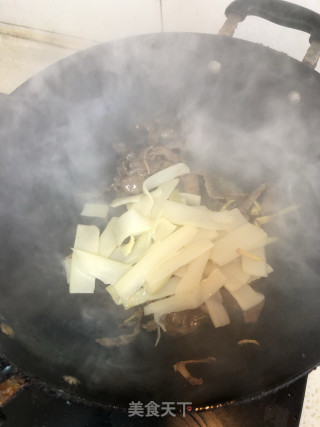 牛肉炒笋片的做法步骤：3