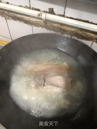 蒜苗回锅肉的做法步骤：1