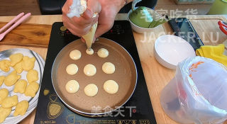 卡通表情小松饼，健康小零食，还可以当早餐，营养好看又好吃。的做法步骤：15