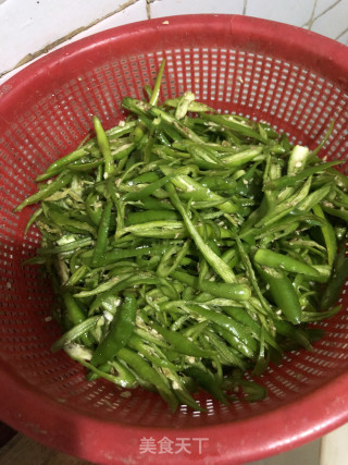 青椒肉丝的做法步骤：1